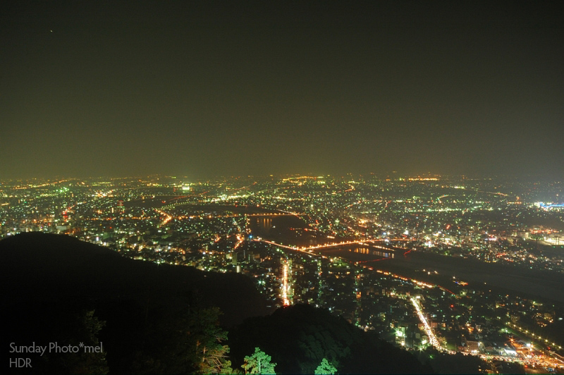 元々きれいな夜景でしたが、HDRによって見事な百万ドルの夜景に。(-2〜+2　計5枚の写真によるHDR)